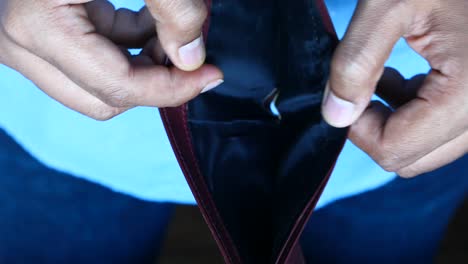 abriendo una billetera
