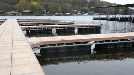 muelle flotante vacío en un lago sin muelles llenos en un día nublado