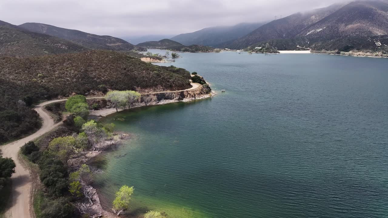 남부 캘리포니아의 부켓 저수지 (bouquet reservoir) 에서 기운이 나고 구름이 많은 날에 공중 도리 (aerial dolly) 60fps.