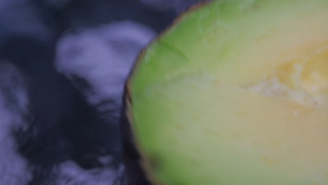primer plano muy detallado de un aguacate giratorio, cortado por la mitad sin la semilla.