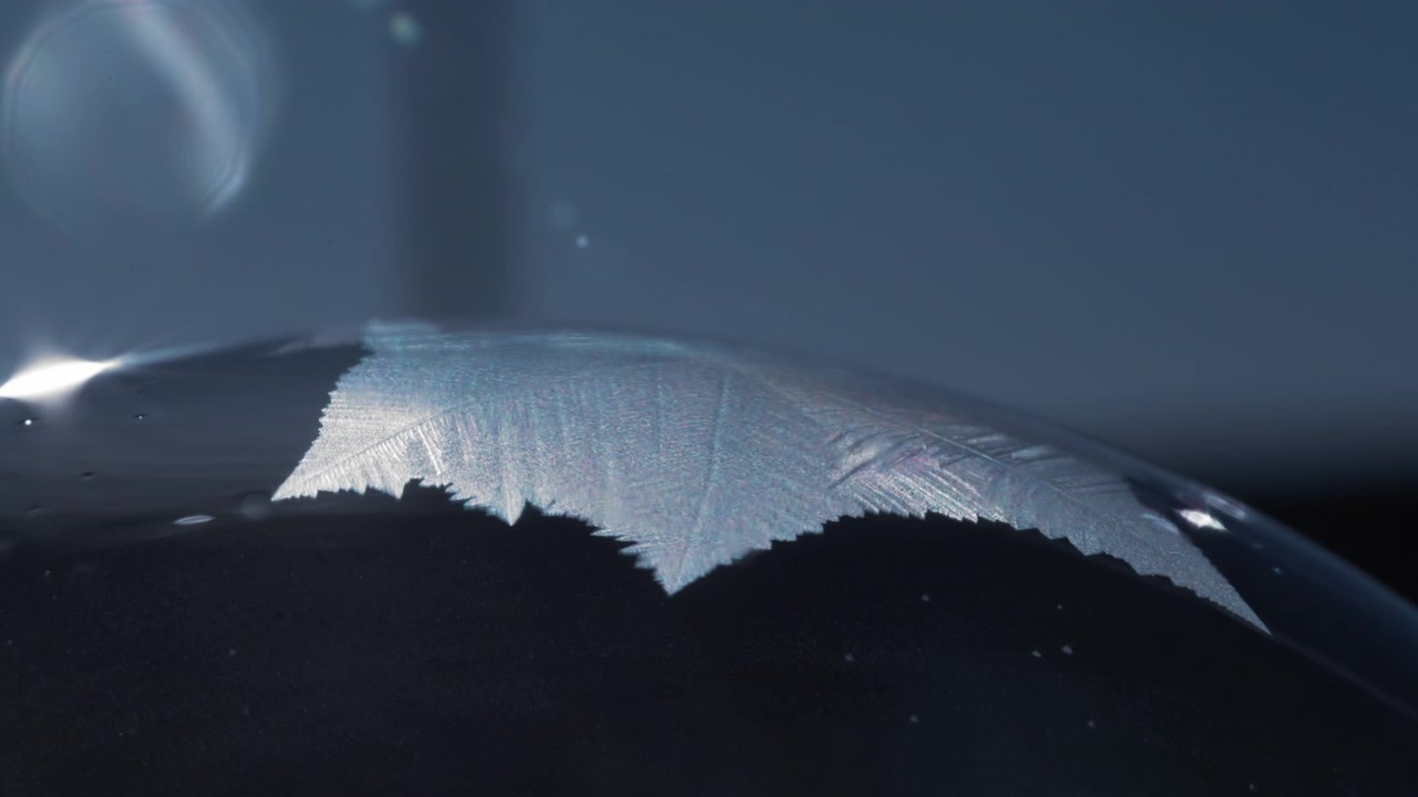 Motivo di cristalli di ghiaccio su una bolla di sapone in una fredda giornata invernale