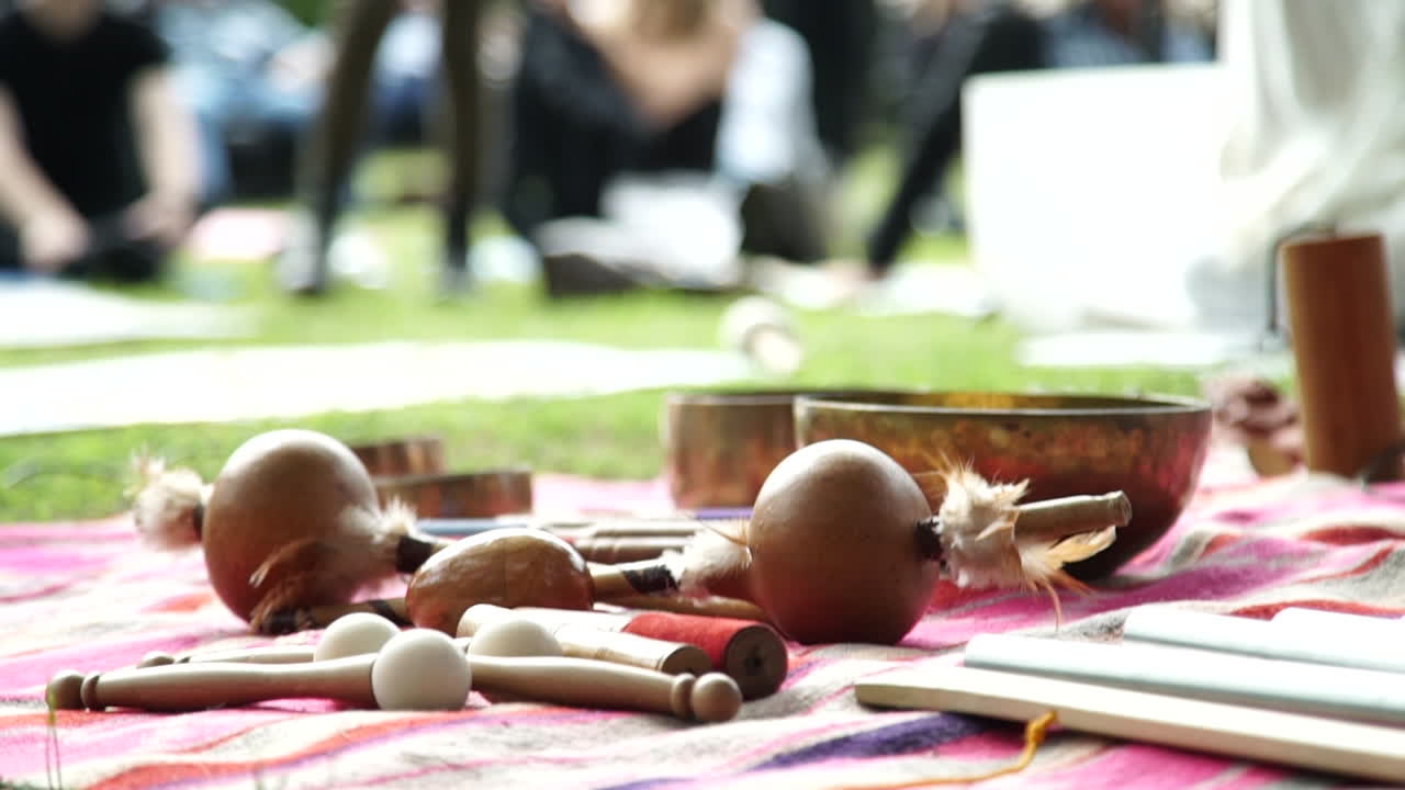 instrumentos de percusión tradicionales, gente borrosa meditando en el fondo