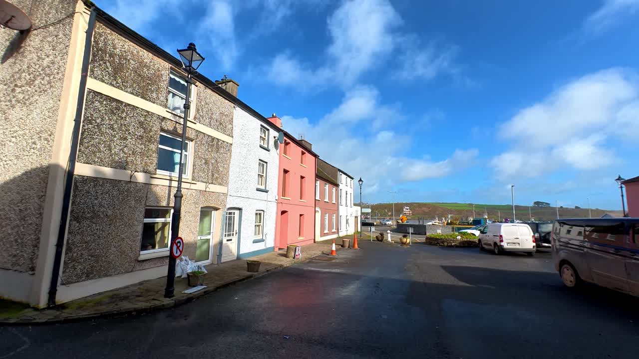 Terraza de casas tradicionales de pescadores junto al muelle en el pueblo pesquero de Passage East, Waterford, Irlanda.