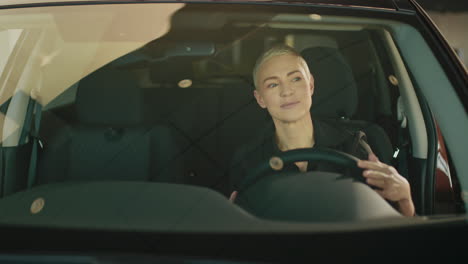 mujer conduciendo un auto