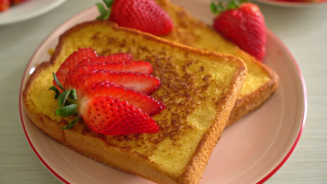 tostadas francesas con fresas frescas en el plato