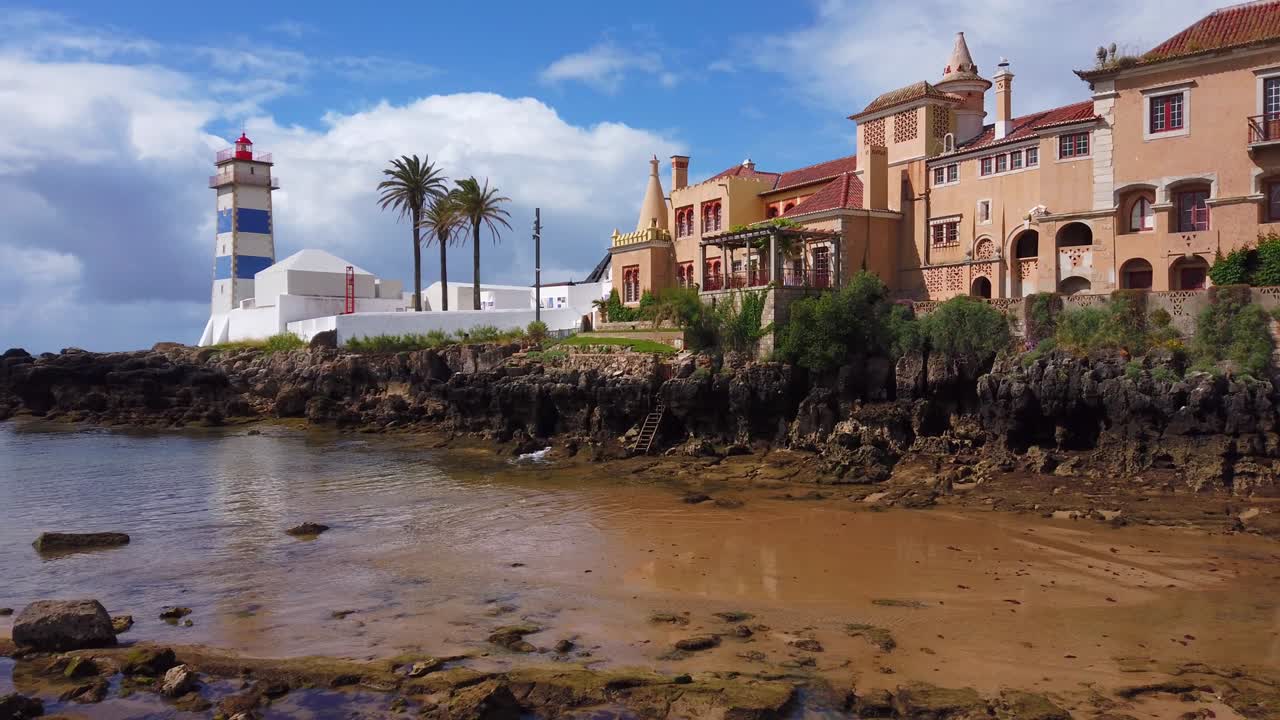 torre del faro con un cielo azul en el fondo. faro de santa marta en cascais, portugal
