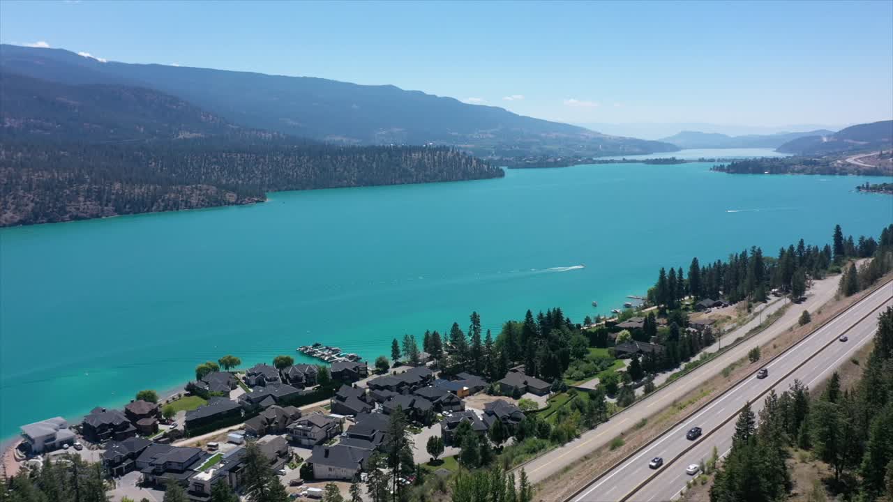 belleza escénica: viaje de verano en la autopista de okanagan cerca del lago kalamalka