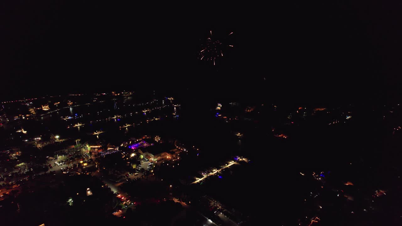 volando hacia los fuegos artificiales sobre el puerto deportivo de mindarie en perth, australia