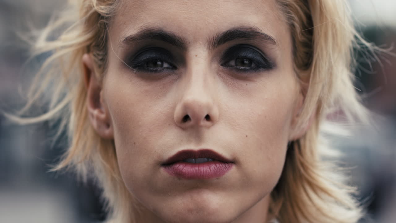 행복한 아름다운 백인  ⁇ 크 여성의 느린 동작 초상화