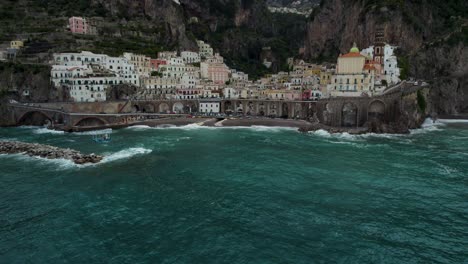 Establecimiento-De-Inclinación-Aérea-En-La-Ciudad-De-Spiaggia-Di-Atrani-En-La-Costa-De-Amalfi,-Italia