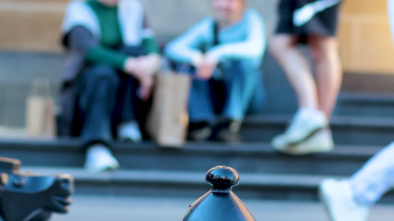 도서관 계단 에서 고 앉아 있는 사람 들