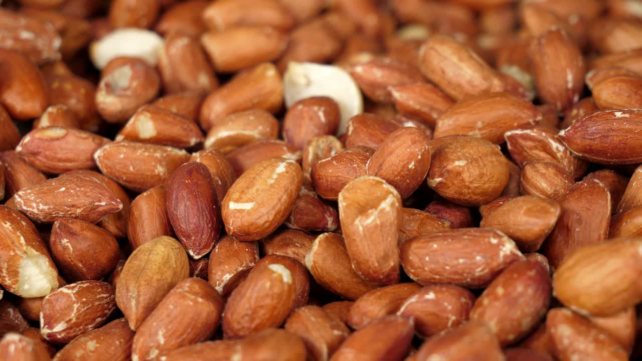 더 많은 땅콩이 더미에 추가됨에 따라 한 묶음의 근접 촬영