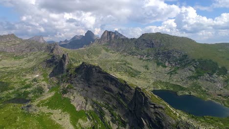 volando por encima de majestuosas montañas y un lago sereno