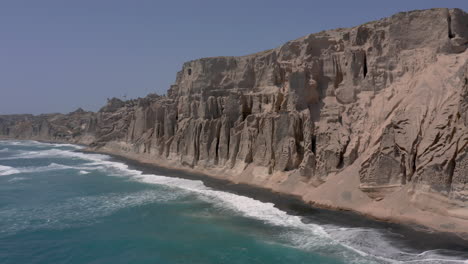 Antenne:-Langsames-Schwenkvideo-Vom-Schwarzen-Sandstrand-Vlychada-Auf-Santorini,-Griechenland,-4k-Prores