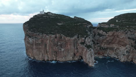 Capo-Caccia,-Cerdeña:-Majestuosas-Imágenes-Aéreas-Del-Faro-Y-El-Acantilado-Del-Famoso-Cabo-En-La-Isla-De-Cerdeña-Durante-La-Puesta-De-Sol