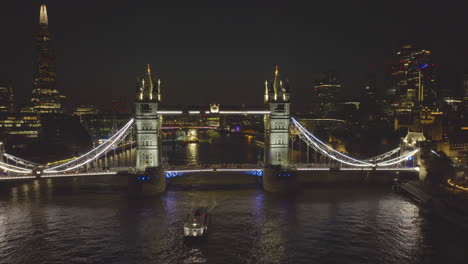 puente de la torre en la noche