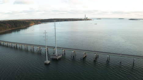 Antena-De-Grandes-Líneas-Eléctricas-Que-Cruzan-La-Bahía-De-Casco-Con-La-Planta-De-Energía-De-Yarmouth-Maine-En-Segundo-Plano.