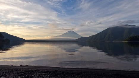 Ein-Faszinierender-Zeitraffer,-In-Dem-Der-Motosu-See-Erwacht,-Getaucht-In-Die-ätherischen-Farben-Des-Ersten-Lichts,-Mit-Der-Majestät-Von-Fuji-san-Im-Mittelpunkt