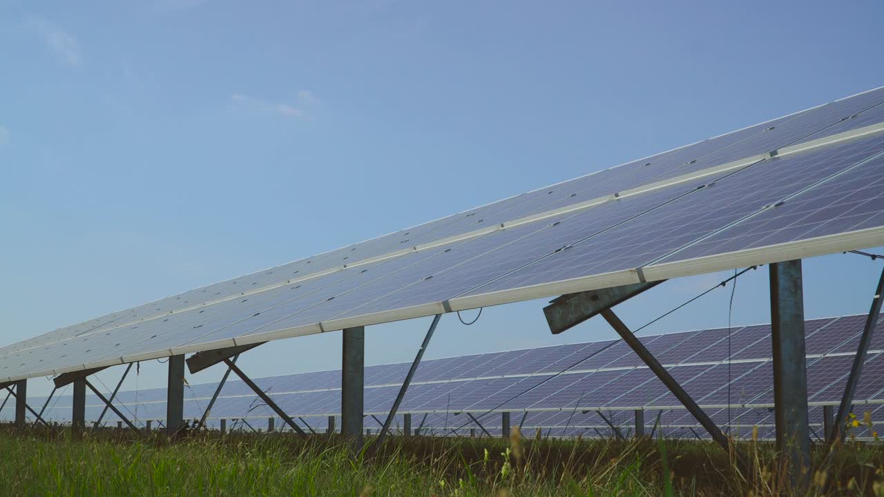 una gran central solar en el prado.