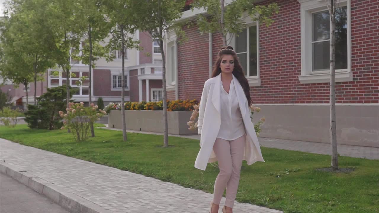 도시에서 고 있는 여자