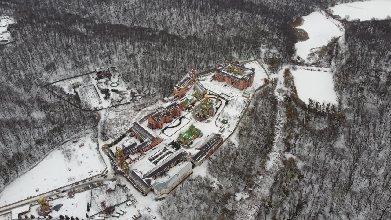 vista de drones en la pendiente de la estación de esquí. bosque y pista de esquí desde el aire. paisaje invernal desde un dron. paisaje nevado en la estación de esquí. fotografía aérea