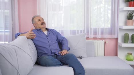 Glücklicher-Und-Friedlicher-Alter-Mann.-Er-Sitzt-Vor-Dem-Fenster.