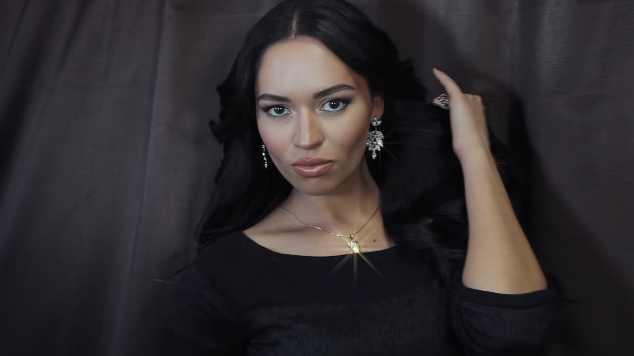 mujer con vestido negro y joyas