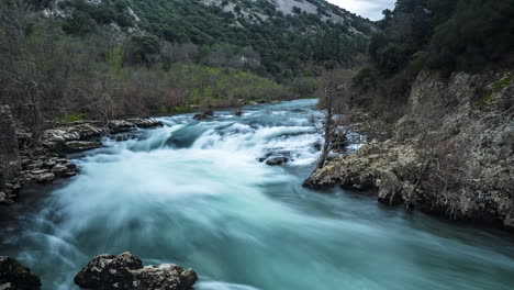 Lapso-De-Tiempo-Del-Río-Herault-Con-Un-Pescador-En-Una-Toma-De-Larga-Exposición.