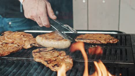 cámara lenta de primer plano carne siendo asada en el exterior evento de barbacoa espata voltea carne de cerdo