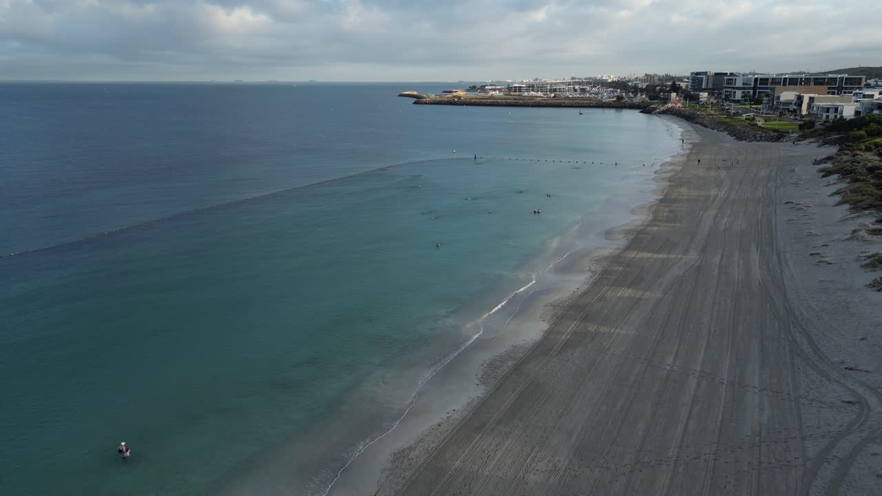 오스트레일리아 퍼스 에 있는 쿠기 해변 에서 상어 보호망 에 수영 하는 사람 들