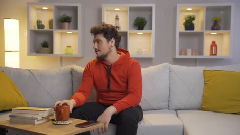 el hombre critica lo que ve en la televisión.