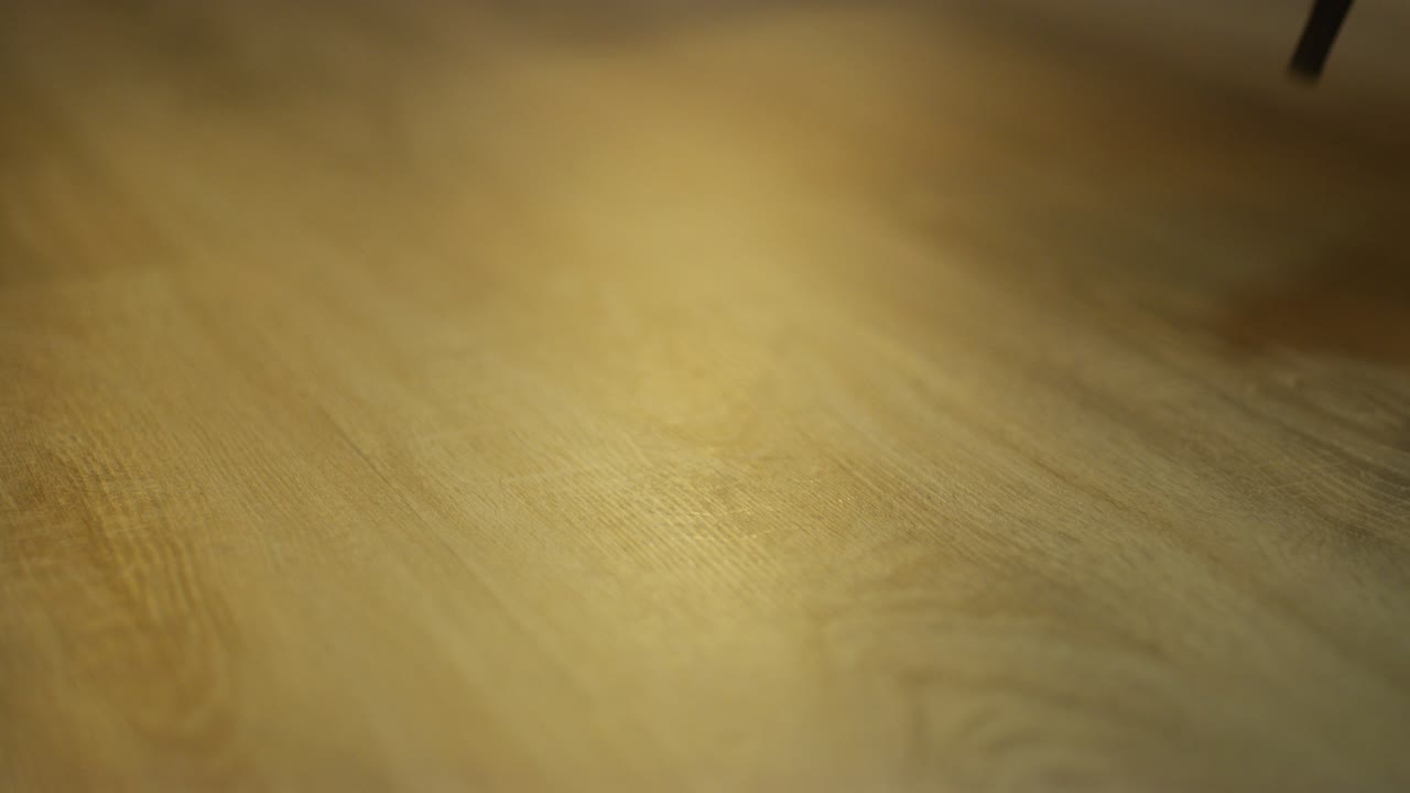 tacones altos caminando por un piso de madera