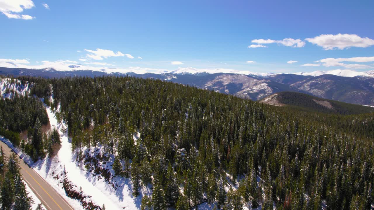 imágenes aéreas de drones volando sobre el pico de la montaña alpina revelando una amplia cordillera rocosa abierta en el monte evans, colorado, ee.uu.