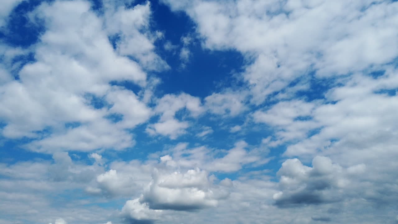 cielo azul con nubes que se mueven rápidamente
