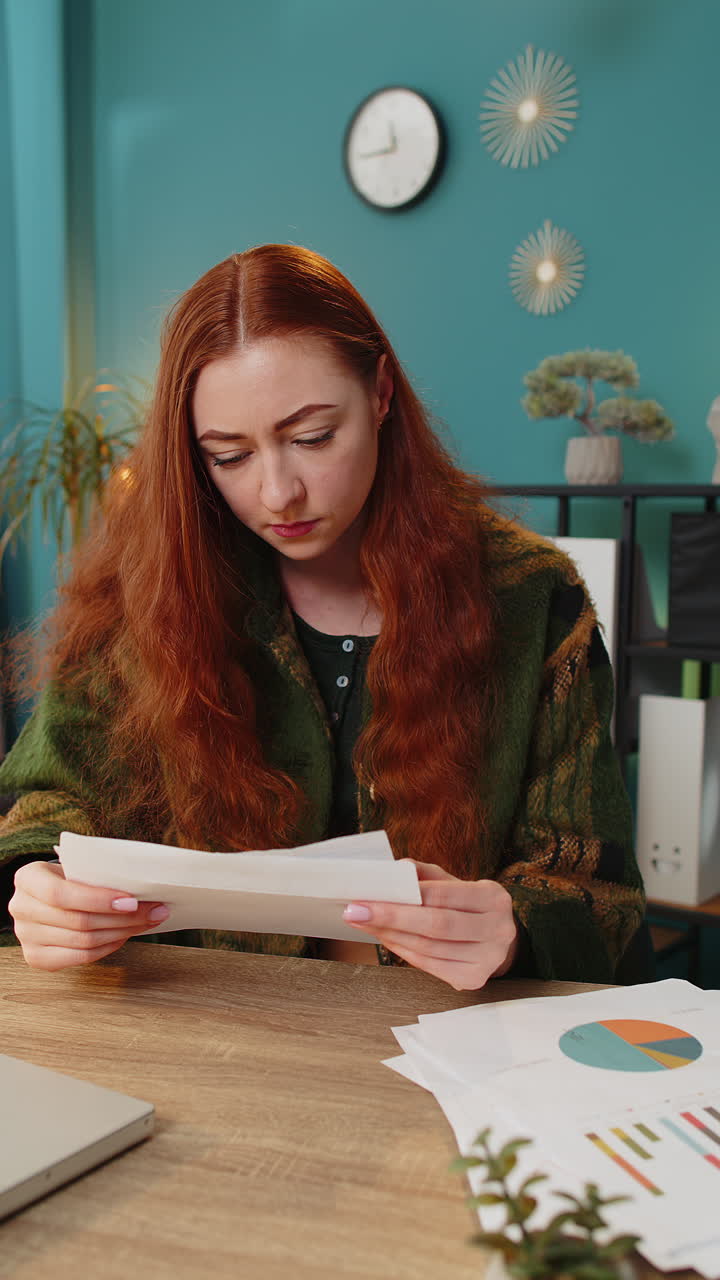 mujer de negocios chica abriendo un sobre leyendo malas noticias en la carta se siente molesta bancarrota en la oficina de casa