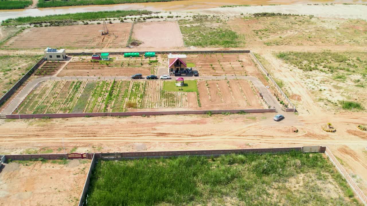 파키스탄  ⁇ 자브 시골 의 고전적 인 아름다운 농장 농장 과 창고 를 촬영 하는 무인 항공기