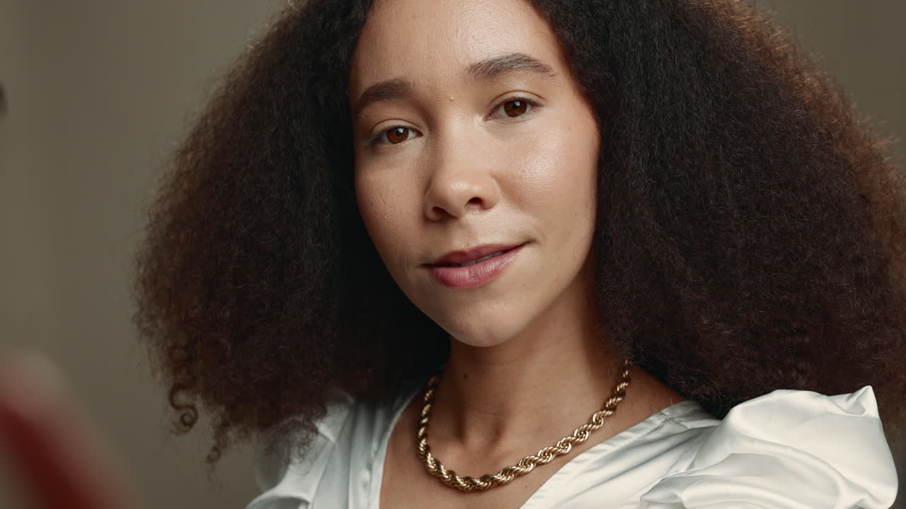 селфи, волосы и красота с афро-женщиной