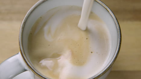 se aleja, la leche de avena cremosa y espumosa termina un capuchino, 60 fps