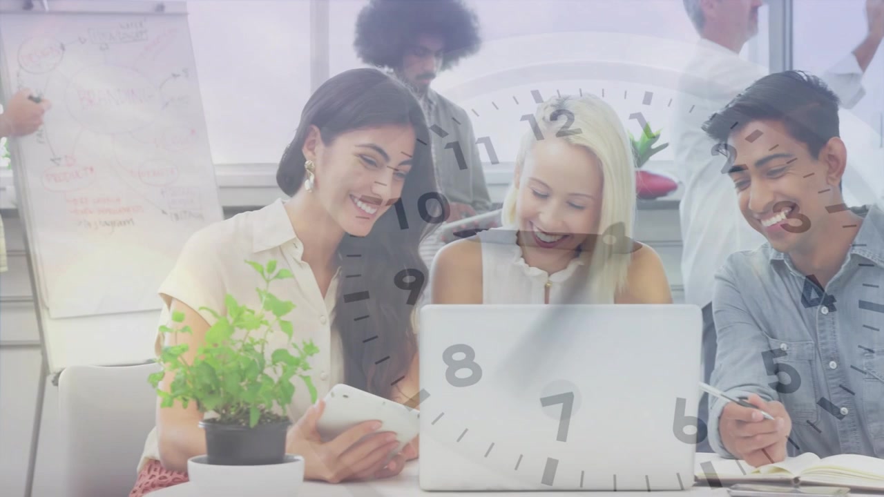 Inizio del passaggio di consegne del telefono, il team dell'ufficio si raggruppa attorno a un laptop per la revisione, prendendo appunti, con una sovrapposizione di orologio in movimento.
