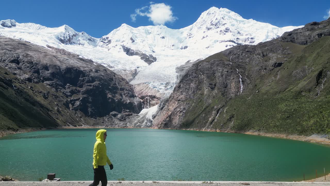Ripresa aerea sorvola un turista sulla diga alla Laguna Rajucolta nelle montagne del Perù