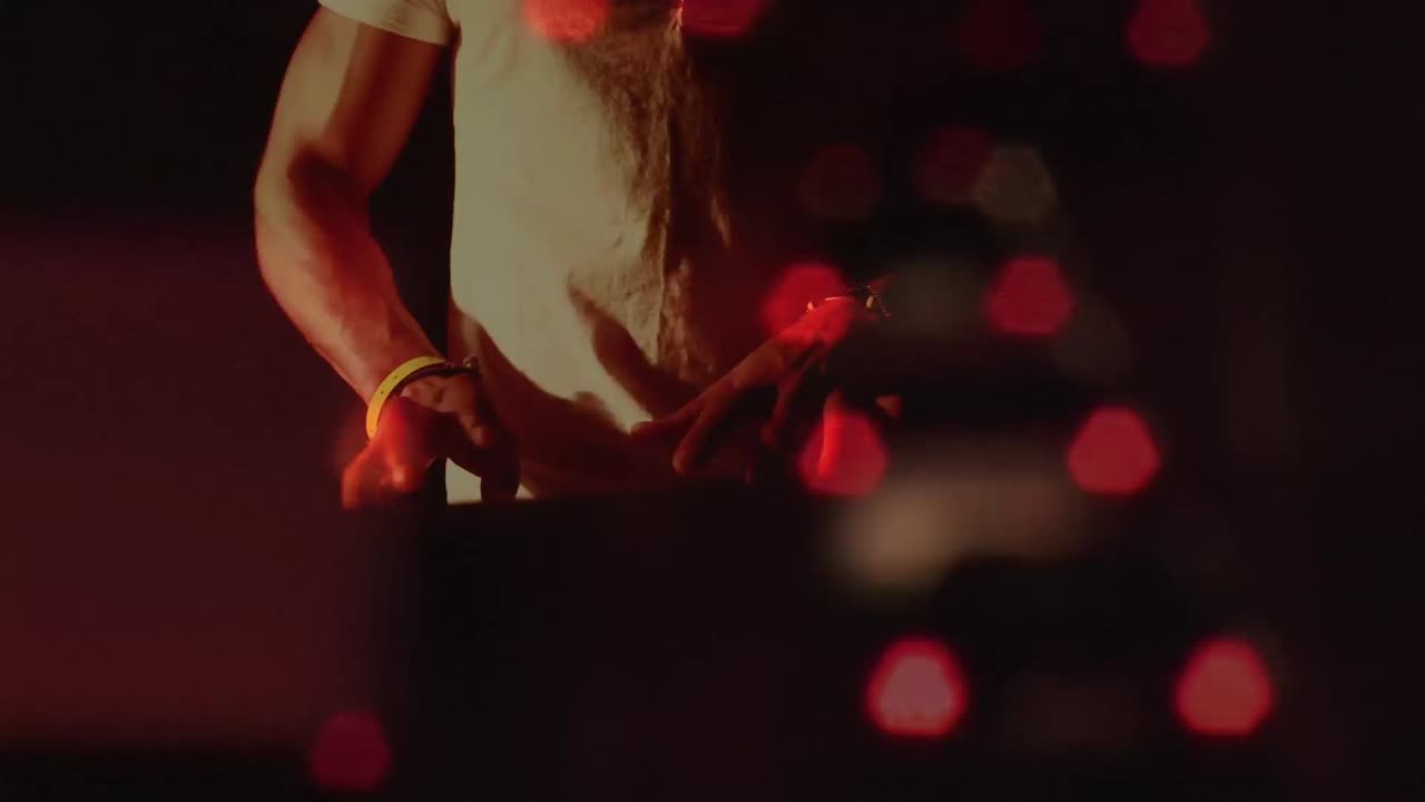 콘서트에서 키보드를 연주하는 백인 남성 위의 모호한 밤 도로 교통의 애니메이션