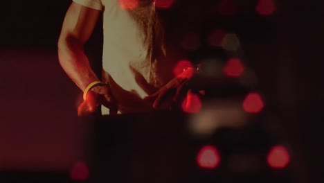 animación del tráfico nocturno borroso sobre un hombre caucásico tocando el teclado en un concierto