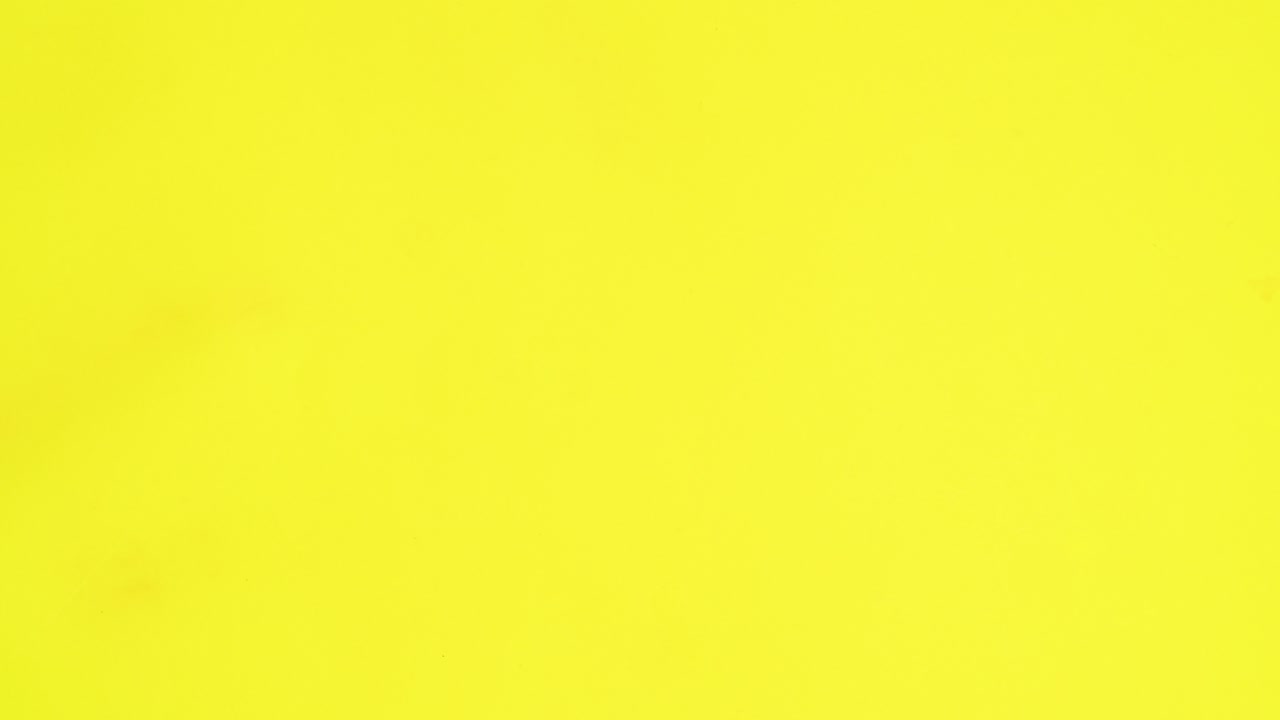 las frutas y verduras verdes maduras frescas aparecen sobre un fondo amarillo con espacio de copia.