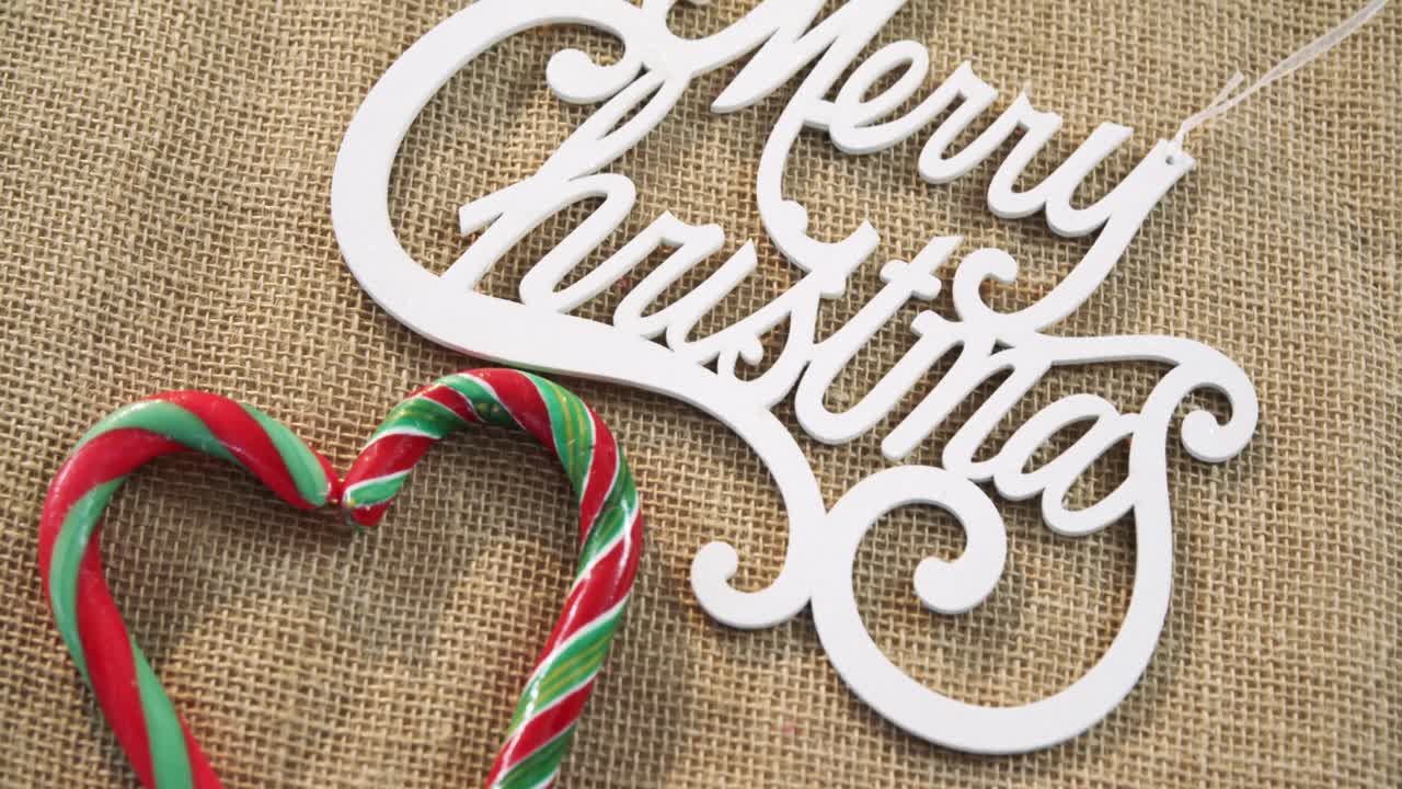 섬유 4k에 배열 된 크리스마스 장식과 함께 사탕수수