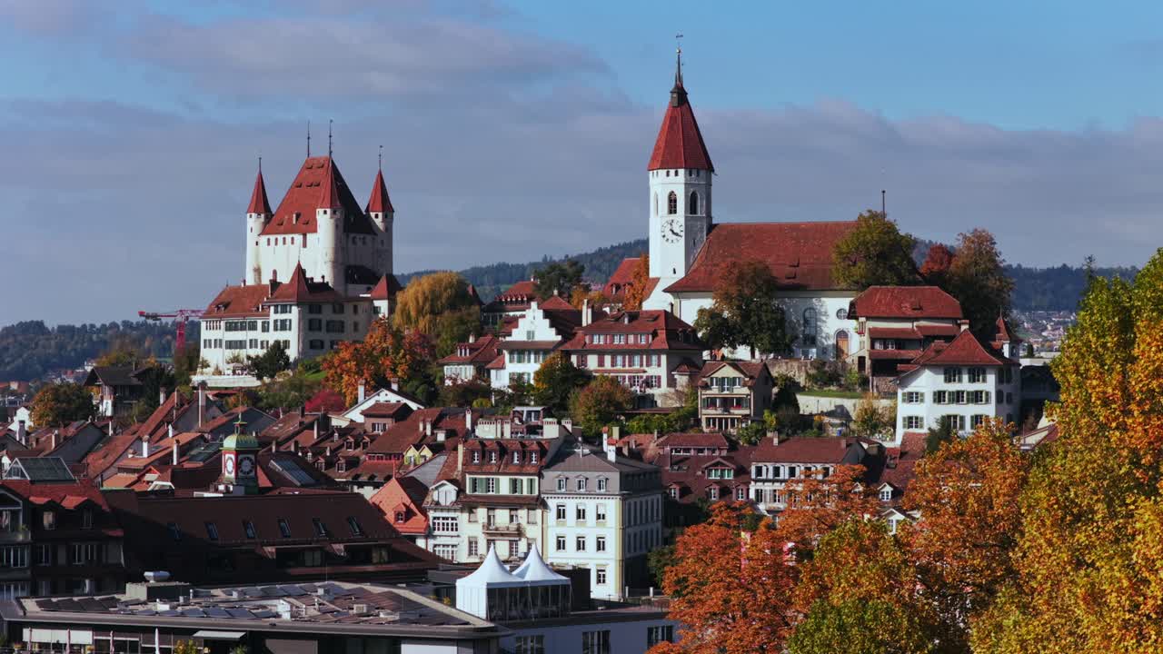 Autunno Thun Castello Schloss Thun Svizzera Schweiz aereo drone parallasse Thunersee cielo blu nuvole soleggiato dorato giallo colorato faggi betulle albero Fiume Aare Oberland Bernese cerchio destra