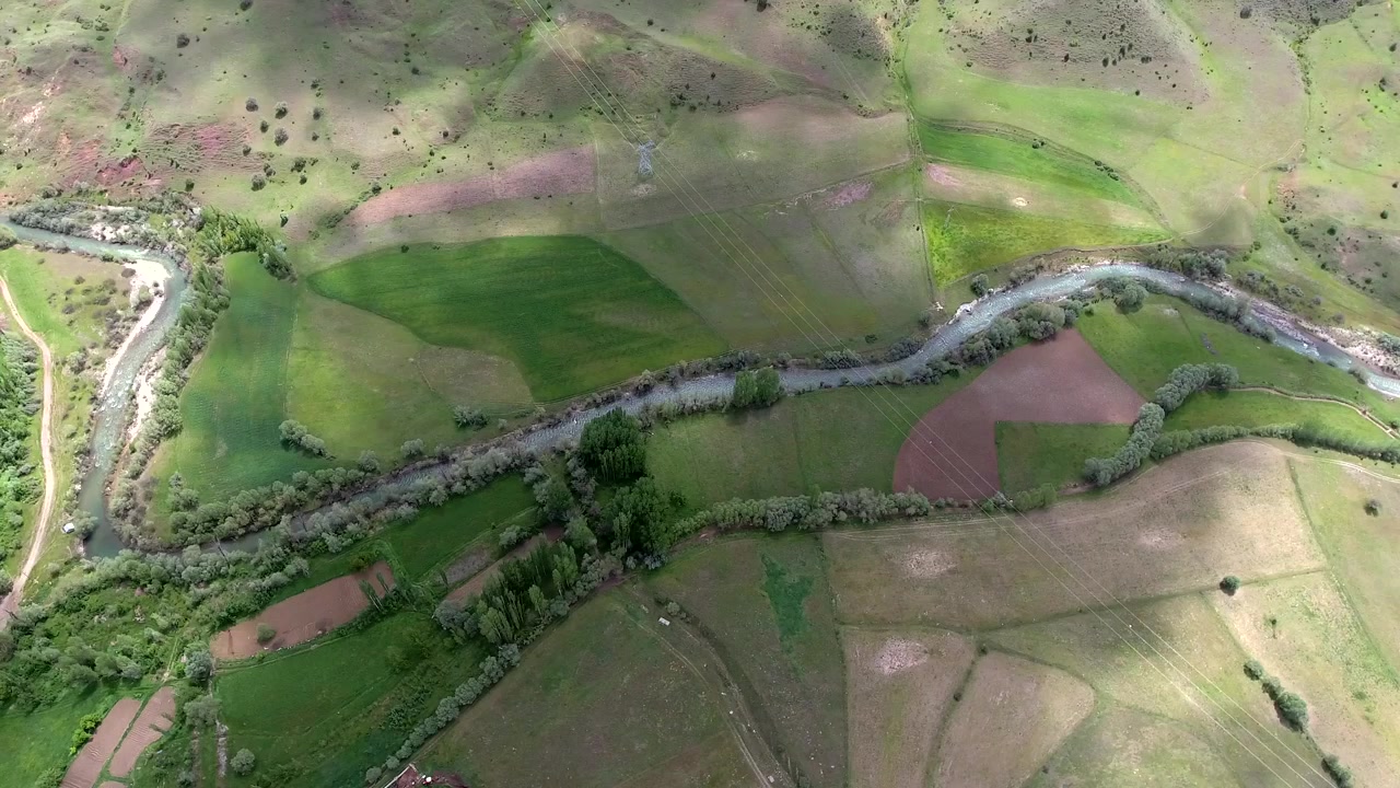 Vista aerea di un fiume serpeggiante attraverso campi agricoli verdi