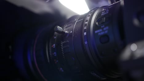 cámara y lente de zoom, foto de primer plano, toma de primer plano de una cámara de video profesional