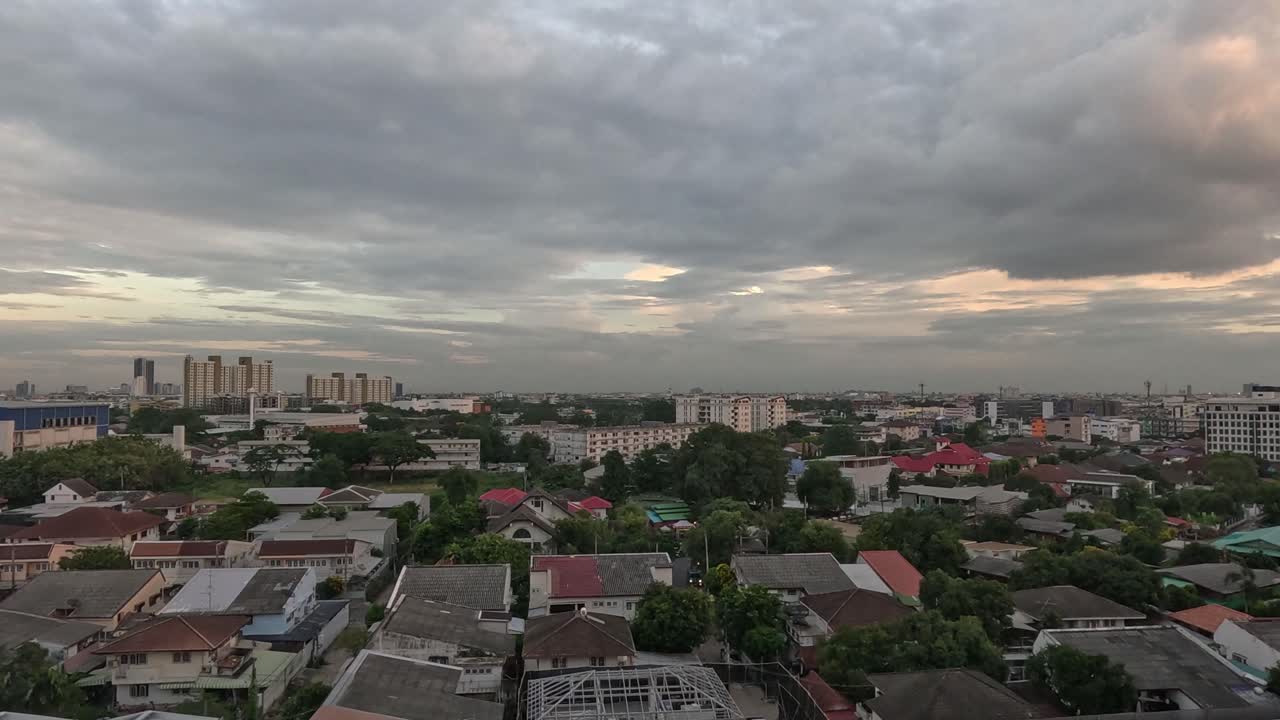 el paisaje urbano diurno cambia la luz y el clima.