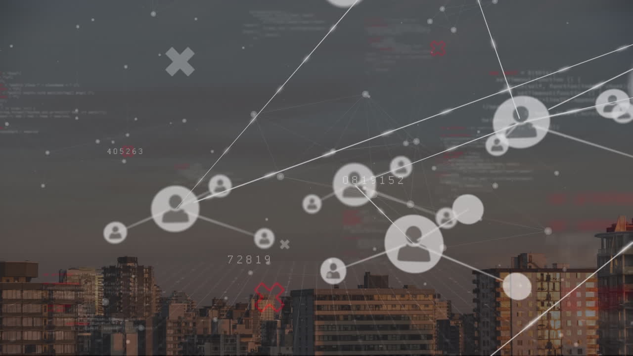 연결된 아이콘의 애니메이션, 변하는 숫자 및 컴퓨터 언어, 하늘에 대한 현대적인 건물