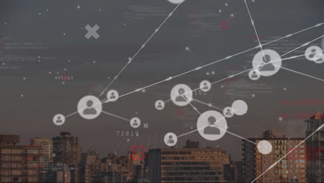 animación de iconos conectados, cambios de números y lenguaje informático, edificios modernos contra el cielo